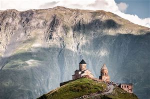 Tuyệt tác nhà thờ Gergeti Trinity ở Kazbegi, Georgia