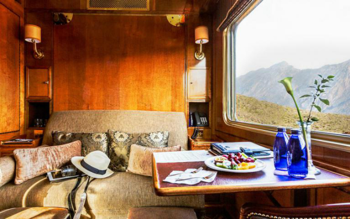 Ngồi trên Blue Train bạn vừa có thể trải nghiệm dịch vụ 5 sao, vừa thưởng ngoạn cảnh quan tuyệt đẹp