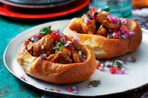 Bánh mì khoét ruột Bunny Chow – món ăn hấp dẫn ở Nam Phi